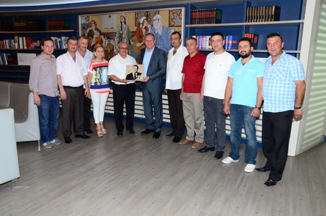 BAŞKAN KELEŞE ANLAMLI HEDİYE