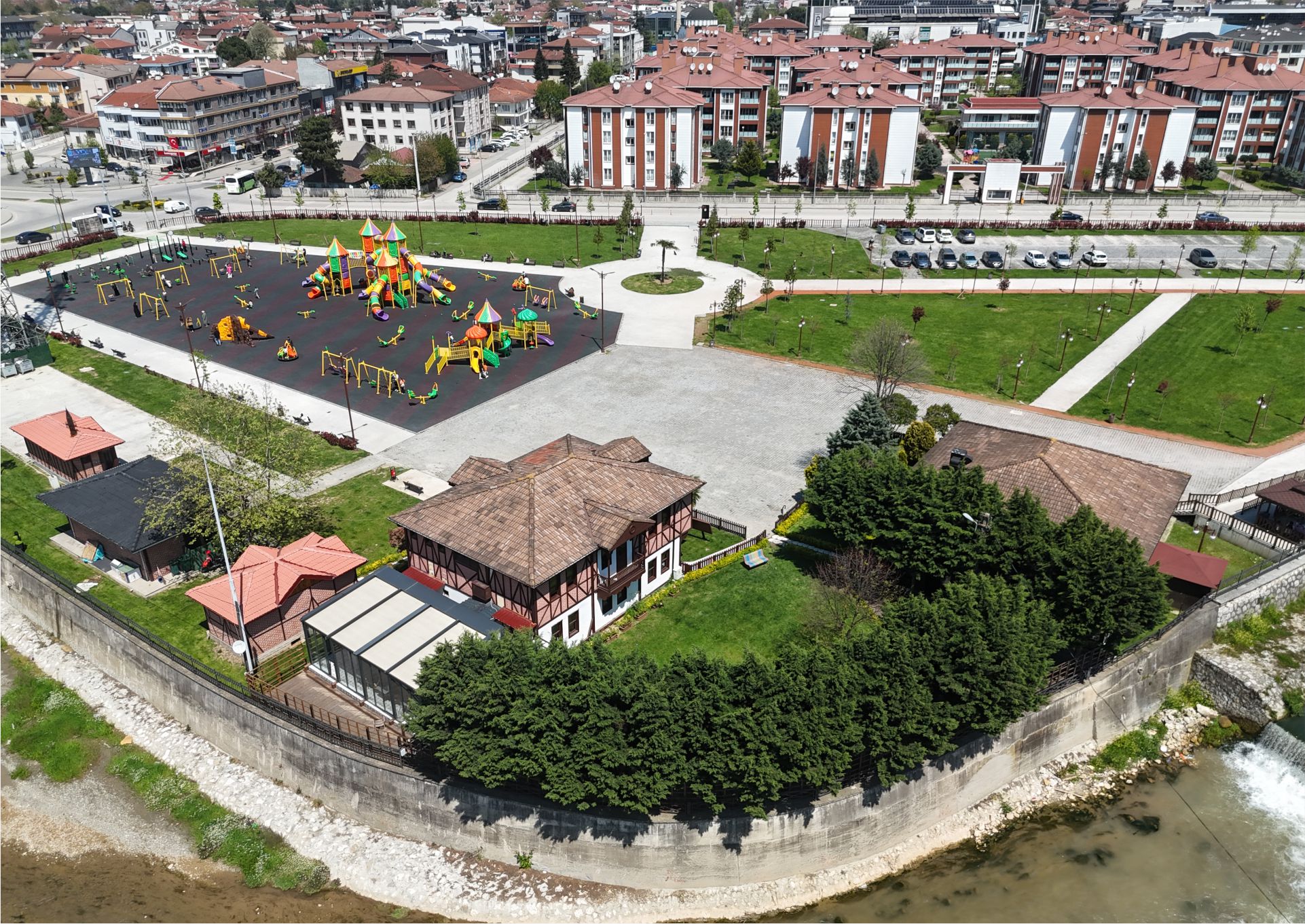 YAHYA KEMAL KÖŞKÜ KÜTÜPHANESİ