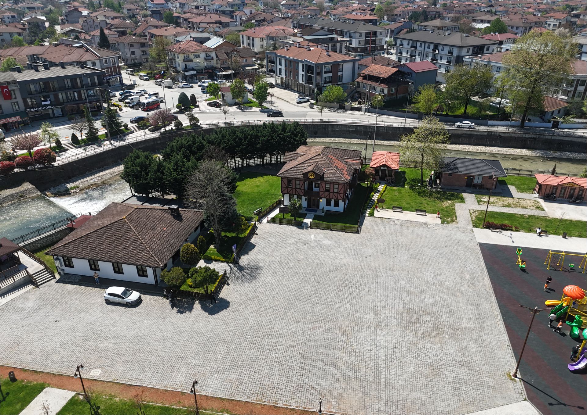 YAHYA KEMAL KÖŞKÜ KÜTÜPHANESİ